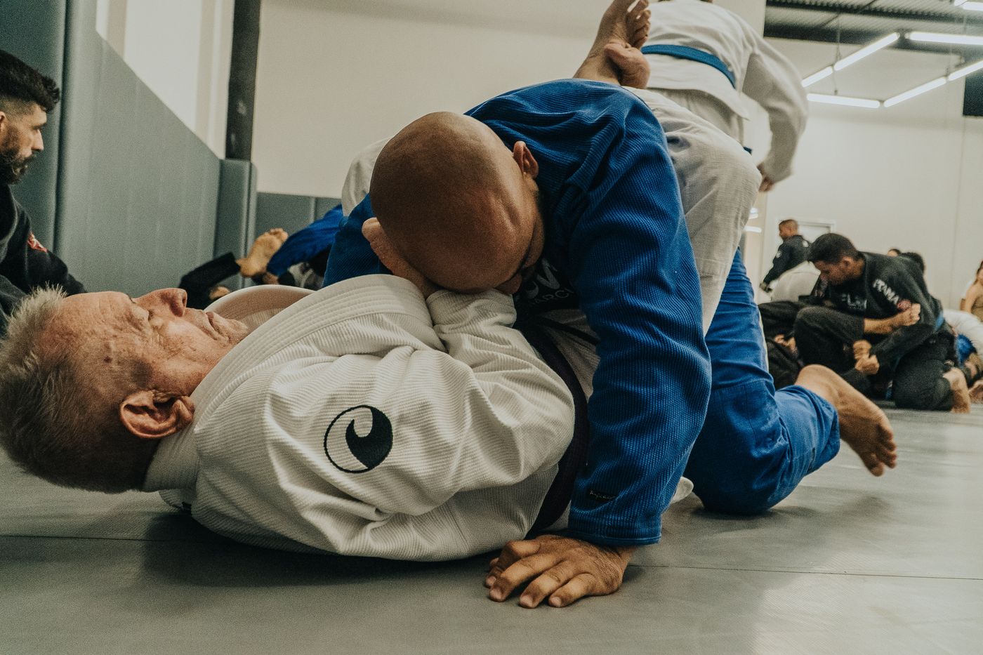 Alunos treinando jiu-jitsu no tatame da Flow