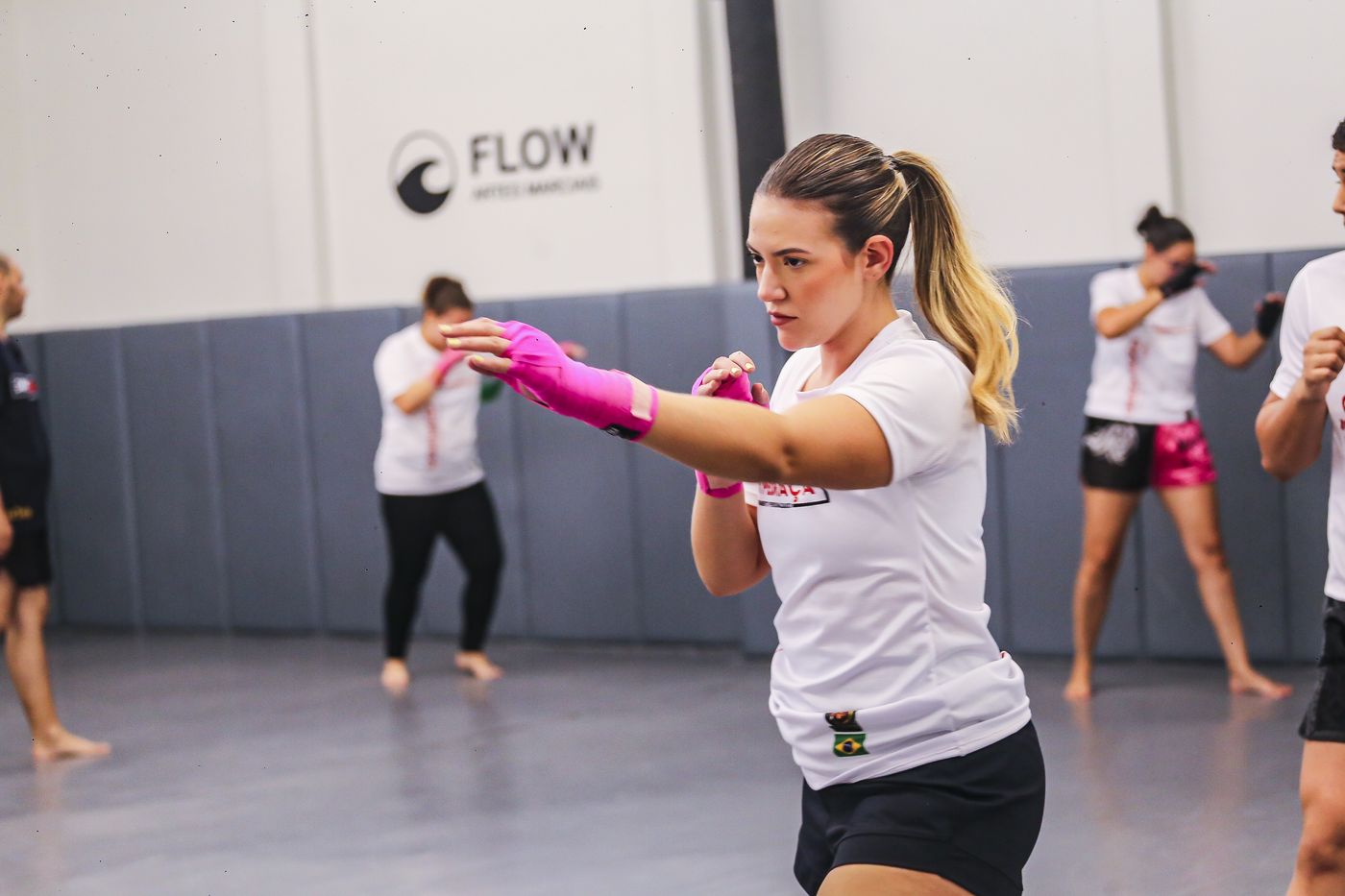 Aluna treinando muay thai na Flow