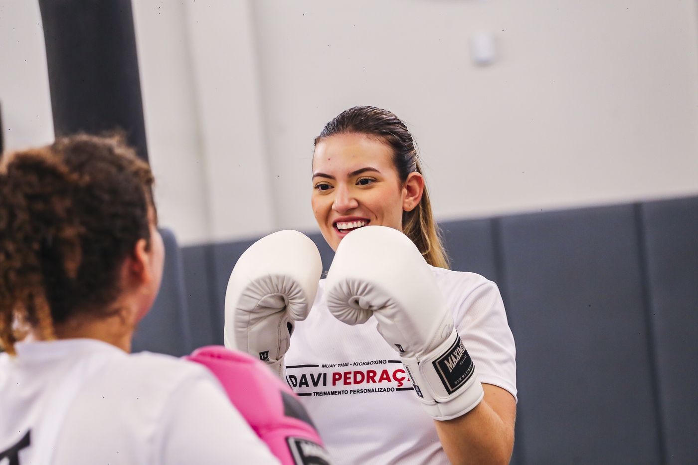 Aluna treinando muay thai na Flow
